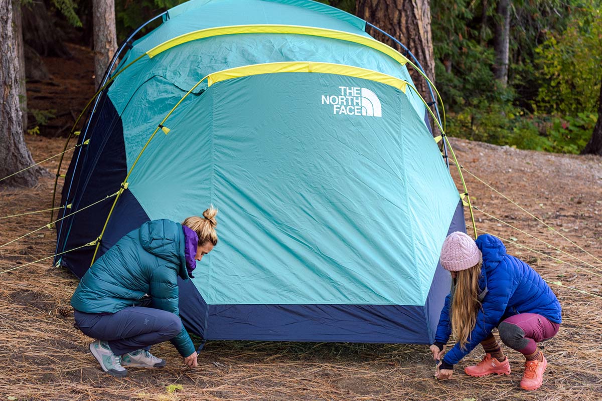 The North Face Wawona 6 camping tent (setting up)